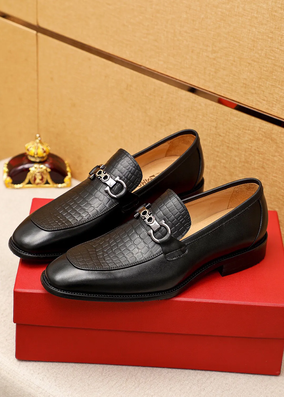 Men's shoes 💰460 💐 Product trademark: Ferragamo "Ferragamo" casual leather shoes Regular size: 38-44 (45🉑️customized) Product materials: Selected imported first-layer calfskin embossed upper + luxury hardware buckle, imported water-dyed cowhide leather lining. Strong three-dimensional visual effect, original combination outsole Color: 1⃣️color optional